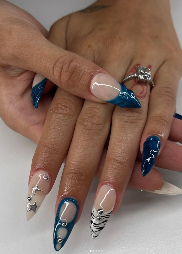 Azul marmoleado con detalles plateados — nail art en Glendale, CA | Viviana Nails