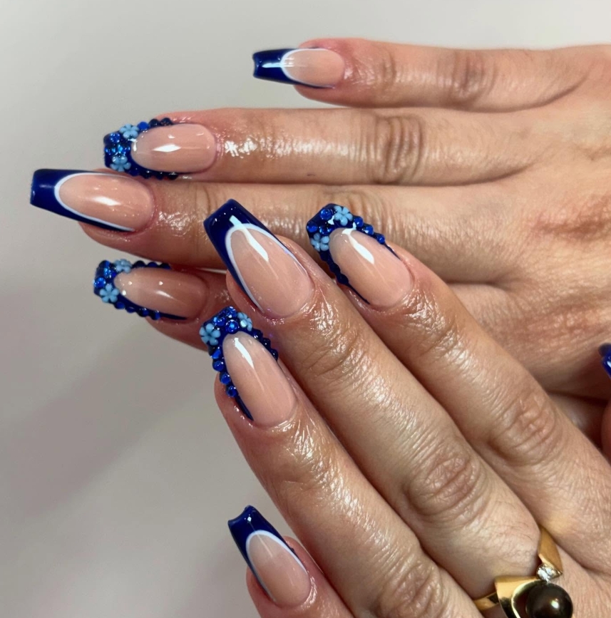 Francés azul marino con flores y pedrería — nail art en Glendale, CA | Viviana Nails