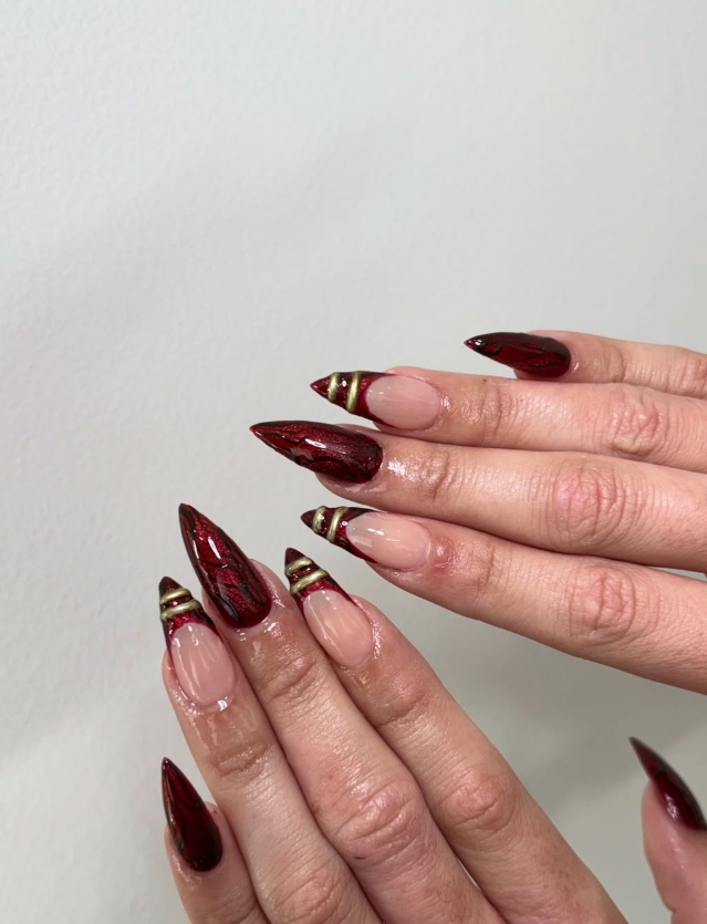 Rojo cereza con líneas doradas — nail art en Glendale, CA | Viviana Nails