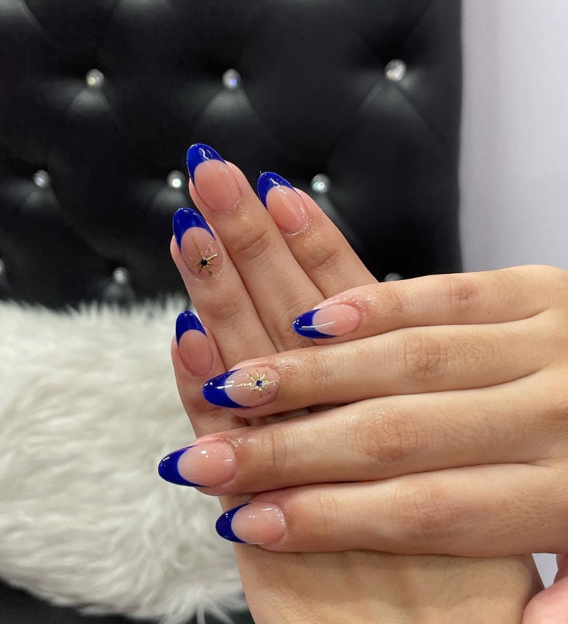Francés azul eléctrico con acento dorado — nail art en Glendale, CA | Viviana Nails